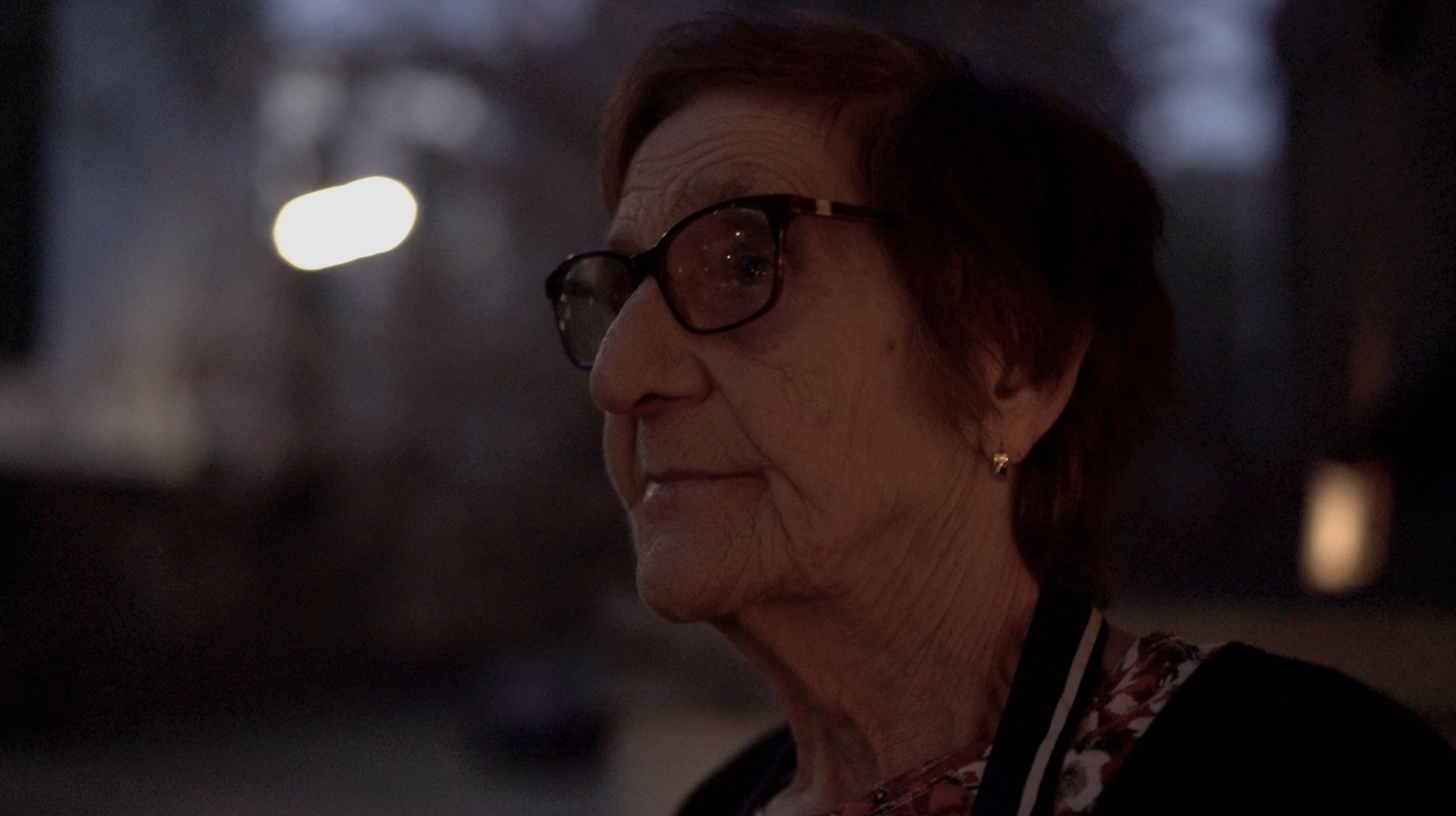 Oma-am-Balkon-II