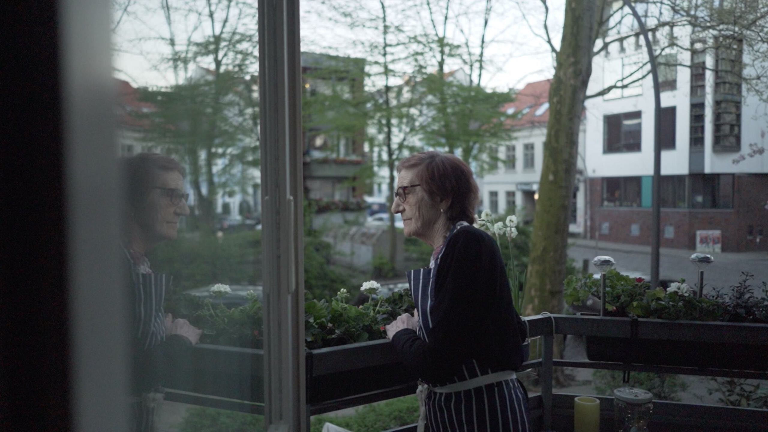 Oma-am-Fenster
